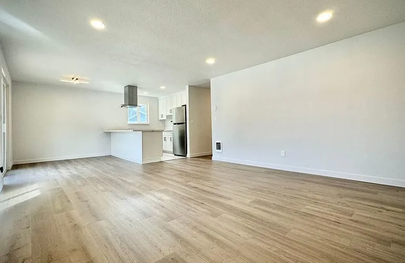 2 bed, 950 sqft, $2,100 — Photo 2