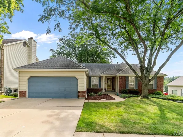 830 Oakmoor Dr, Fenton, MO 63026