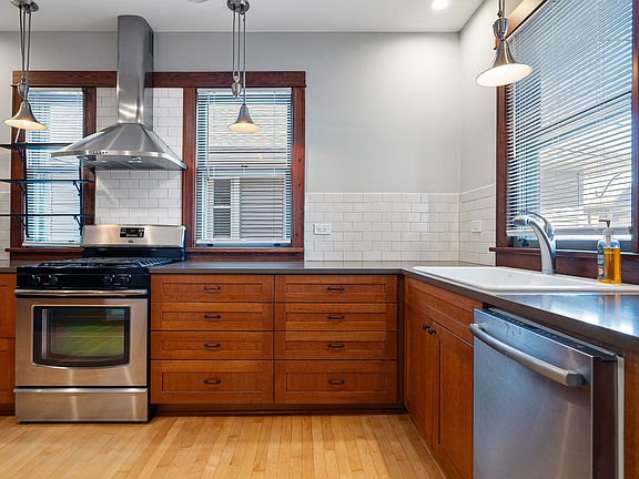4th image of 1118 Clarence Ave