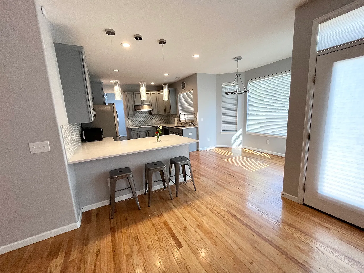 5 bed, 4715 sqft, $4,395 — Photo 2