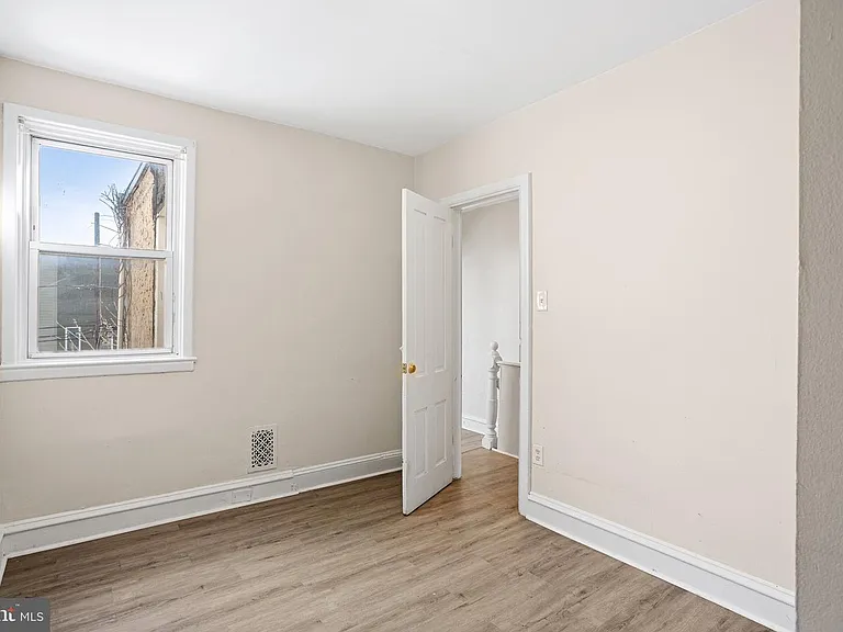 2420 W Jefferson St — Photo 12