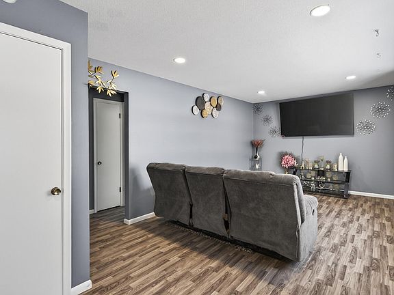 4th image of 83 Farrell St N