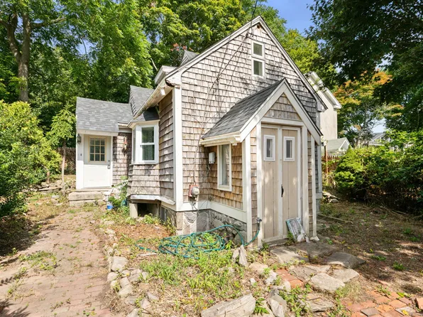 27 Blackhall Court, New London, CT 06320