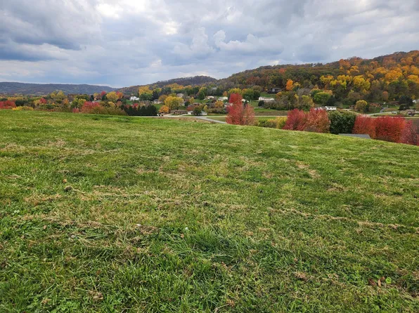 225 Red Apple Dr, La Crescent, MN 55947