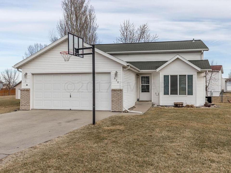 1st image of 828 Elmwood Pl