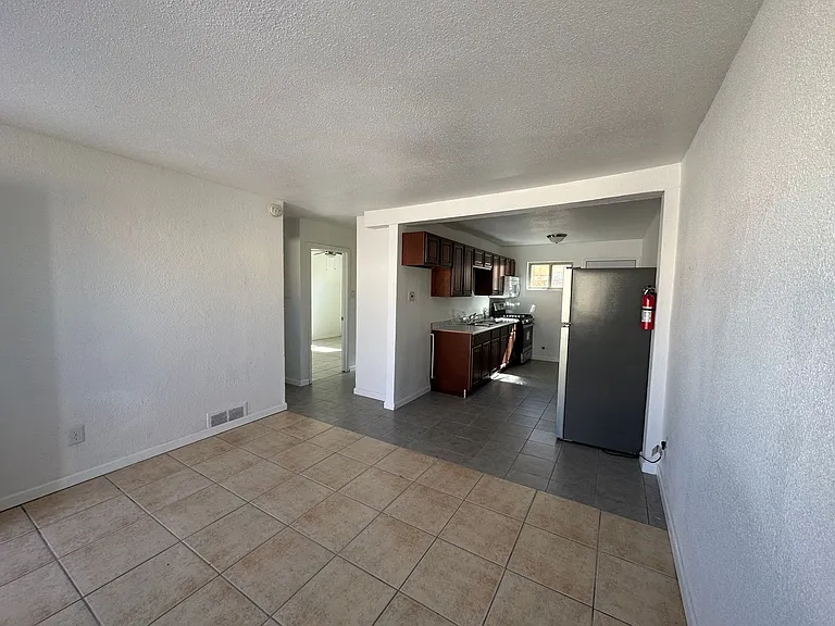 Spacious 2 Bedroom Apartment with Private Backyard — Photo 12