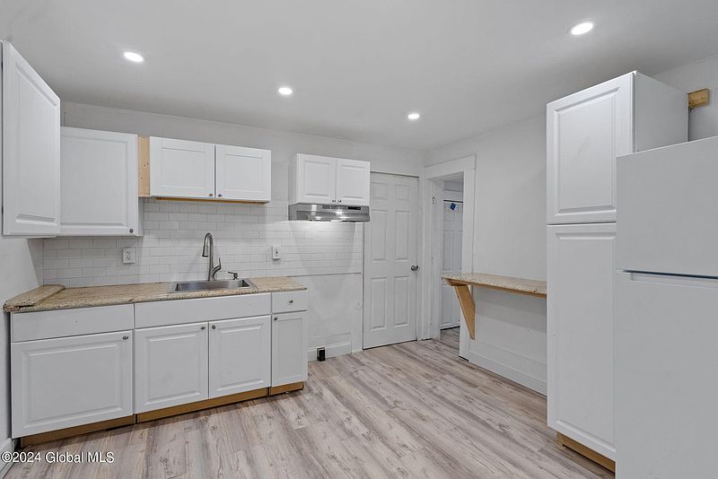 3rd image of 9 Robbins Avenue