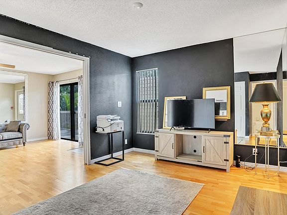 5th image of 600 Executive Center Dr APT 201