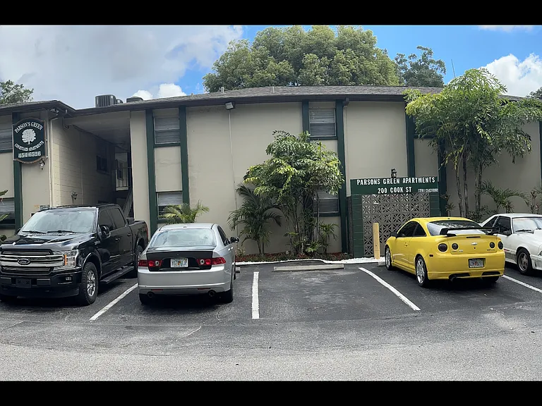 Parson's Green Courtyard Apartments — Photo 12