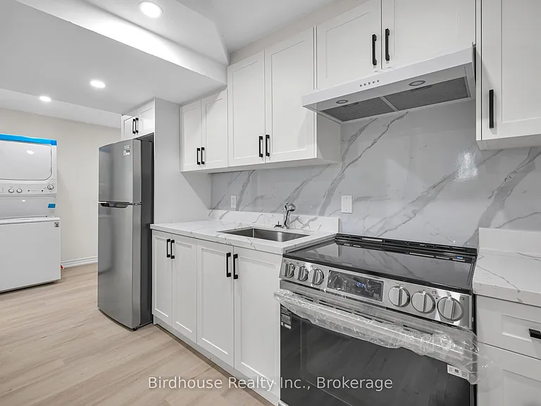 108 Lindsay St S #B — Photo 2