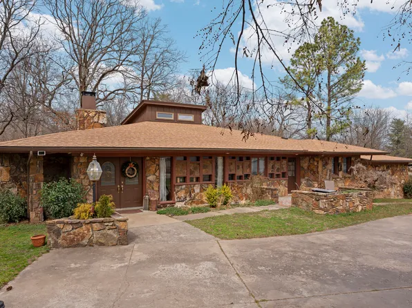 1202 Woodcrest Way, Grove, OK 74344