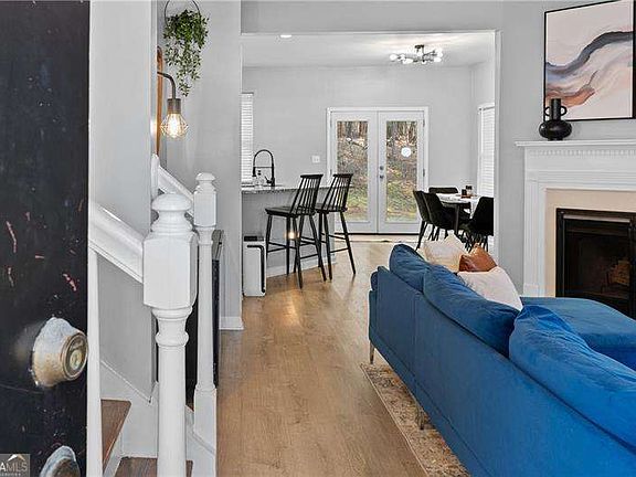 3rd image of 52 Hampton Dr