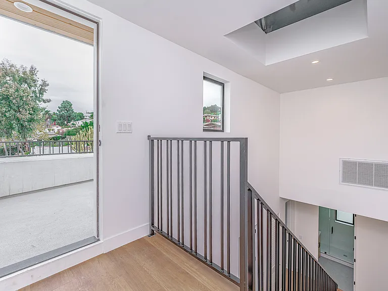 1342 Portia St — Photo 29