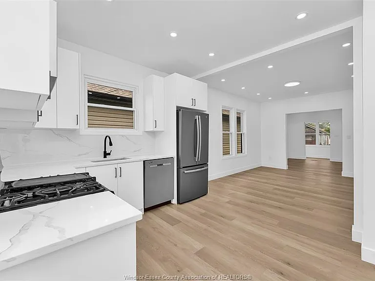 497 McKay Ave — Photo 13