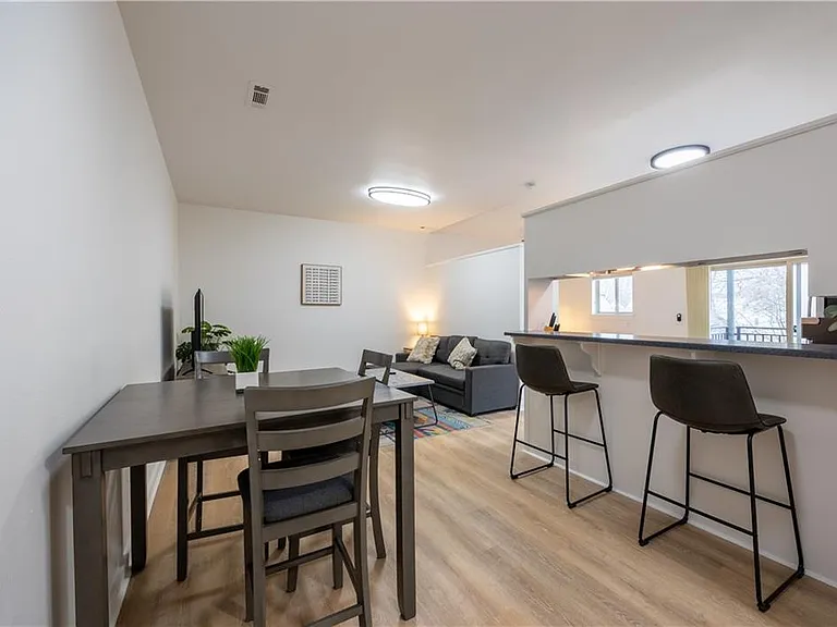 302 SW 6th St #22 — Photo 4