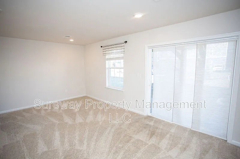 3 bed, 2.5 bath, 2220 sqft, $3,400 — Photo 4