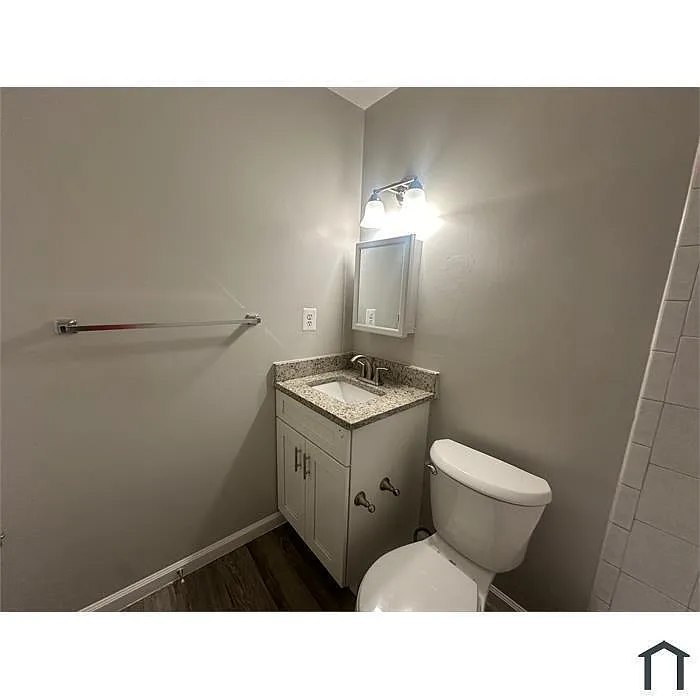 Unit Photo - 5049 D St SE