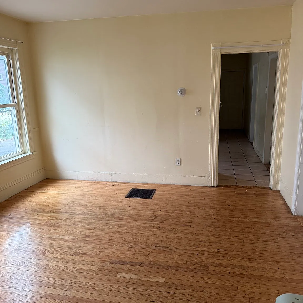 3 bed, 1.0 bath, 1180 sqft, $2,200 — Photo 2