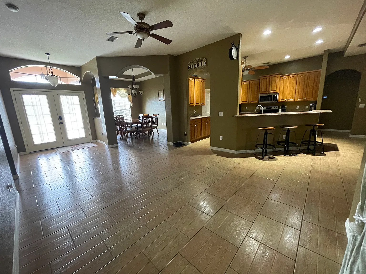 3 bed, 1927 sqft, $2,200 — Photo 3