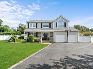 10 Carousel Ct, East Islip, NY 11730