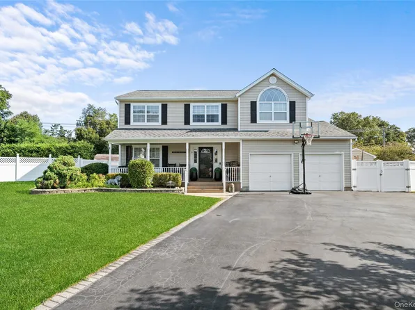 10 Carousel Court, East Islip, NY 11730