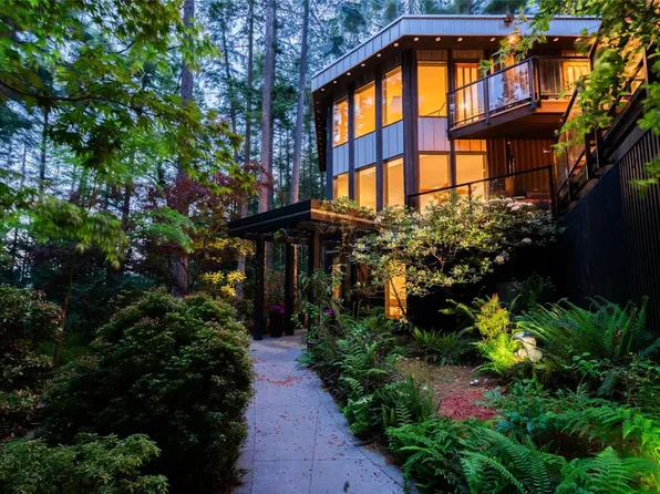 1457 Howcrest Rd, North Saanich, BC V8L 5K1