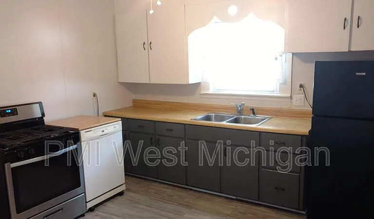 946 Pine Ave NW #1 — Photo 2
