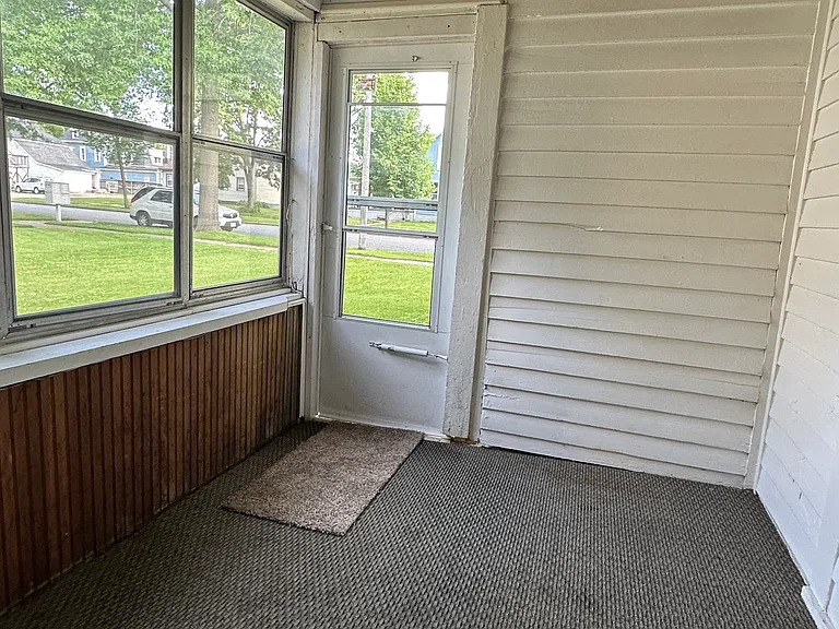 528 Niagara St — Photo 3