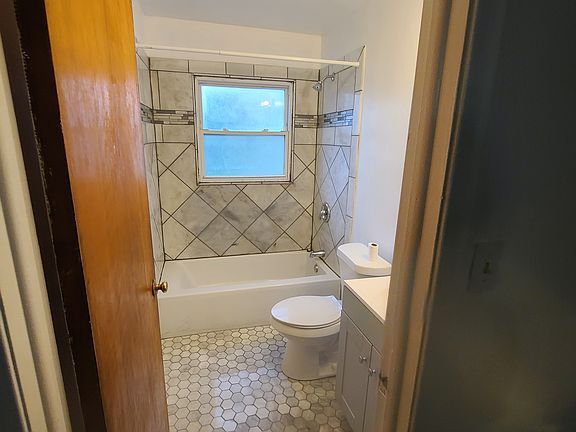 3rd image of 22140 Cunningham Ave