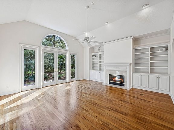 4th image of 10 Hickory Ln