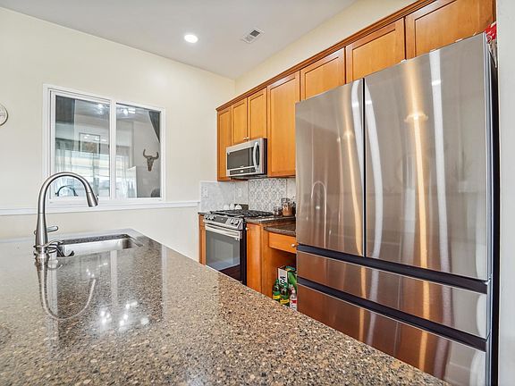 5th image of 3 Greenwich Dr APT 107