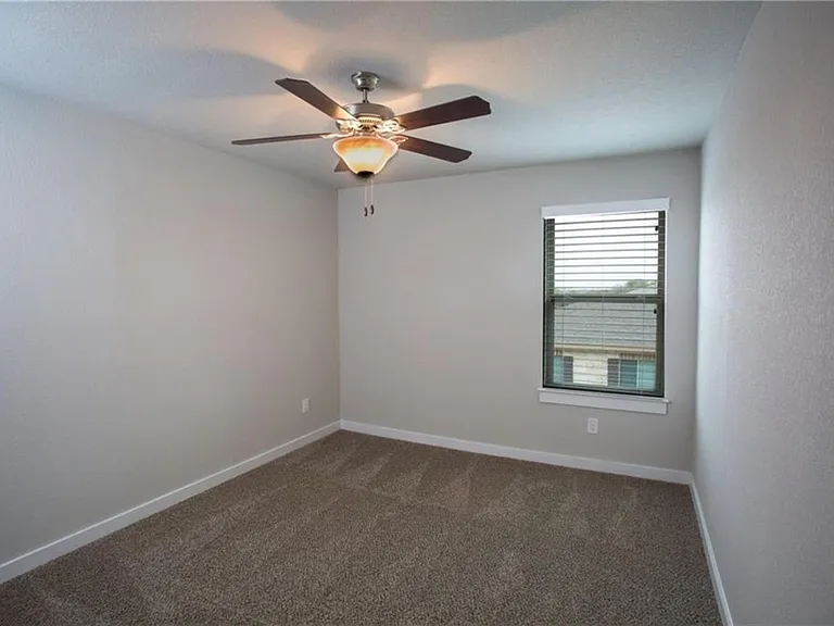 137 Lakeview Ct — Photo 11