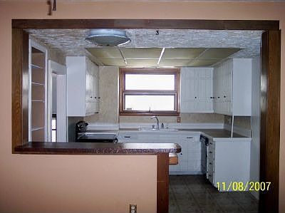 Updated kitchen w/ new stove, dw & disposal