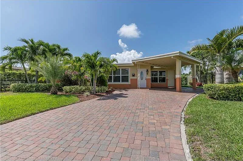 2 bed, 2.0 bath, 950 sqft, $5,390 — Photo 1