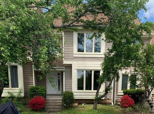 1118 Whitworth Ct, Herndon, VA 20170