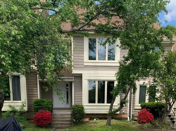 1118 Whitworth Ct, Herndon, VA 20170