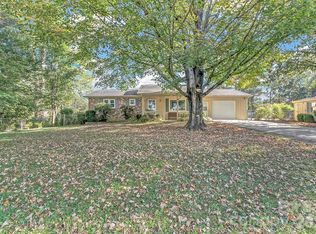 1 Dewberry Dr, Hendersonville, NC 28792