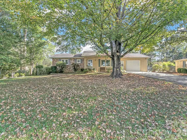 1 Dewberry Dr, Hendersonville, NC 28792