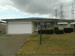 27451 Newport Dr, Warren, MI 48088