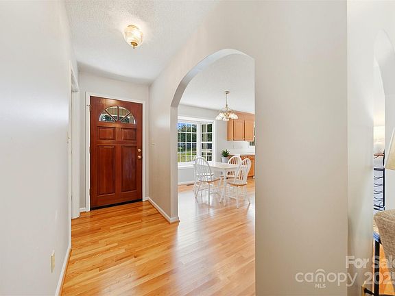 5th image of 223 Taylor Cir