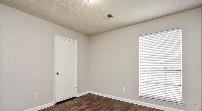 2nd image of 835 Wiltshire Rd