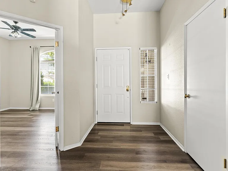 10621 Tivoli Ct — Photo 3