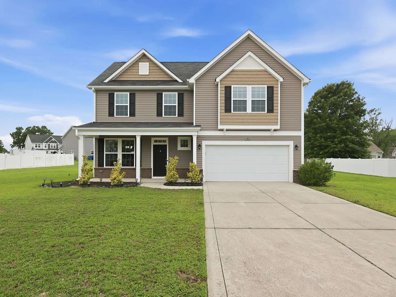 4 bed, 2.5 bath, 2112 sqft, $1,900 — Photo 2