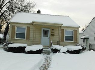 19130 Woodland St, Harper Woods, MI 48225