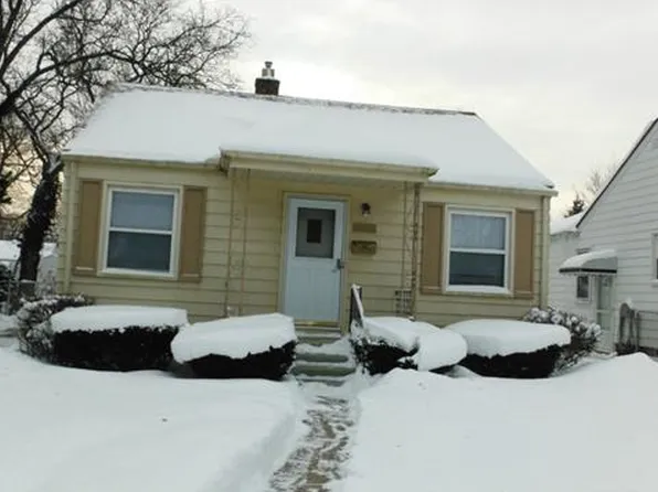 19130 Woodland St, Harper Woods, MI 48225