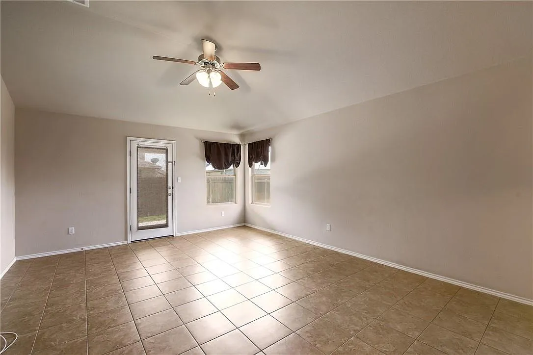 3 bed, 2.0 bath, 1925 sqft, $2,195 — Photo 3