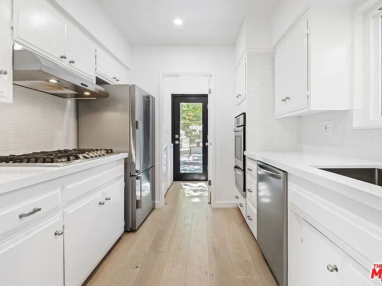 3101 N Beachwood Dr — Photo 11