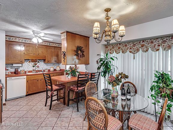 4th image of 405 Deborah Cir
