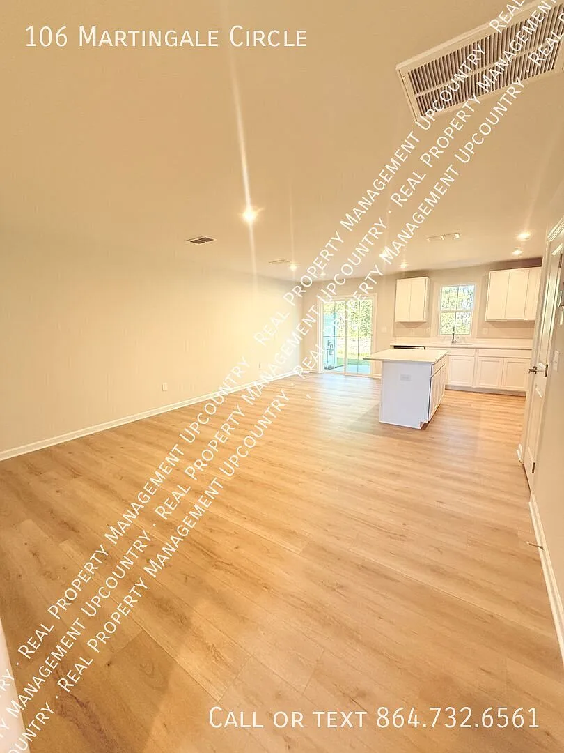 Fresh Townhome with Pool — Photo 4
