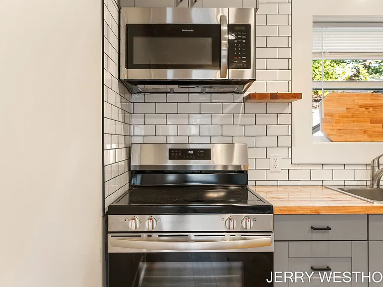 715 Butterworth St SW #1 — Photo 5